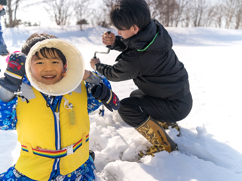 ワカサギ釣り用のバケツでいたずら