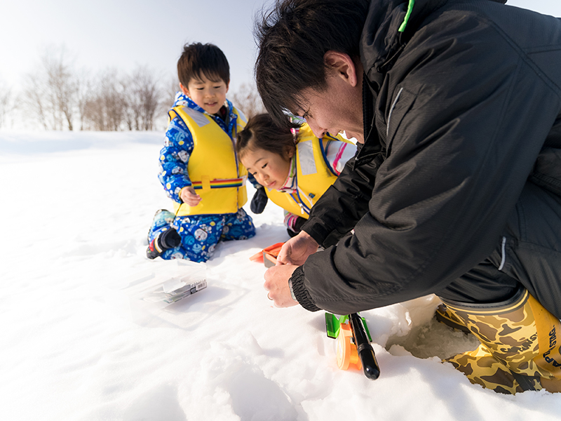 ワカサギ釣りの餌付け