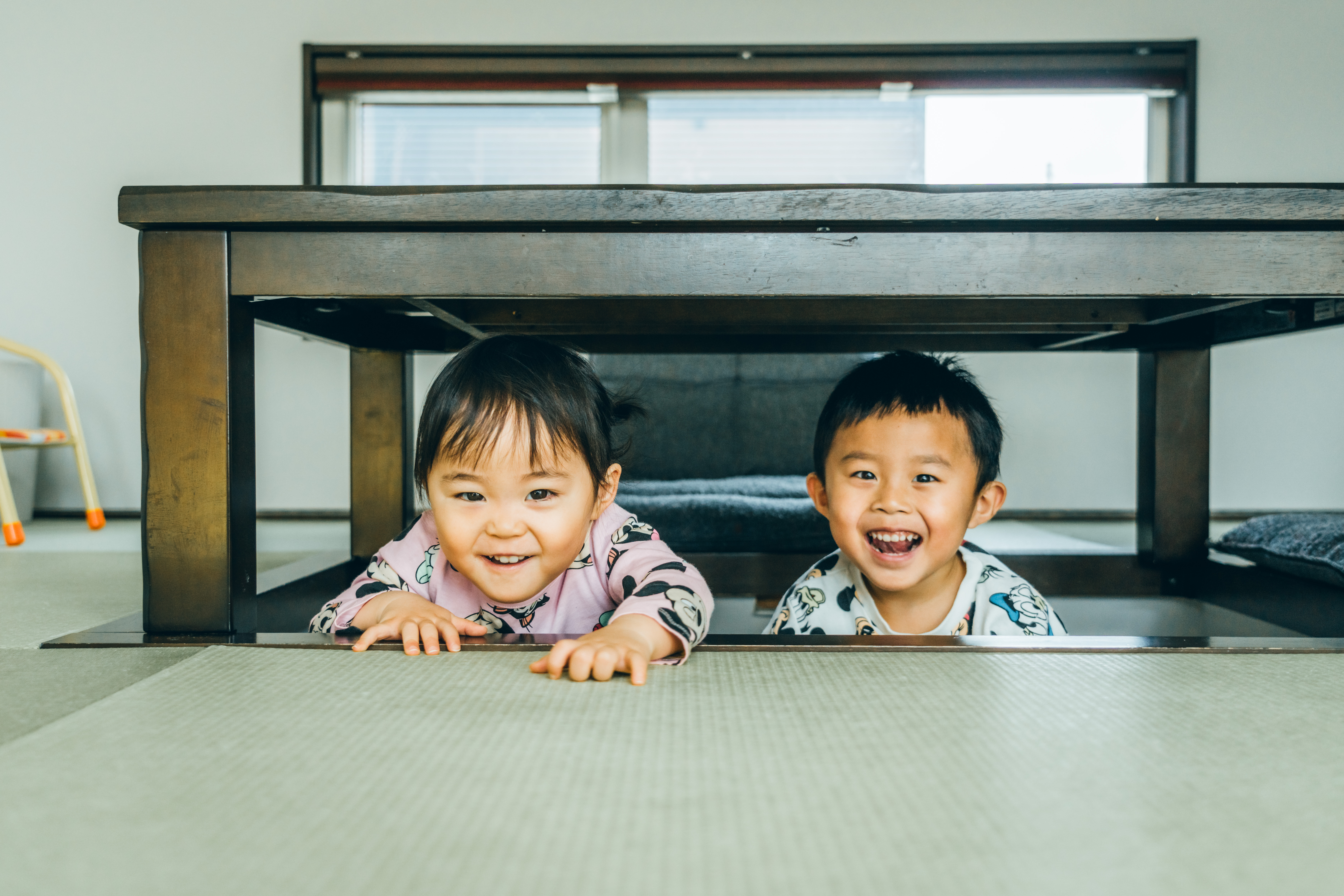 掘りこたつで遊ぶ二人